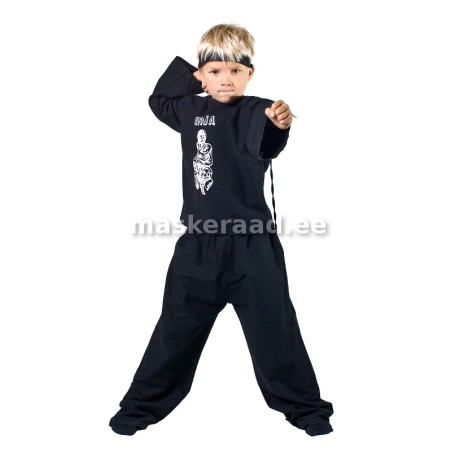 Ninja, musta pluusi ja pükstega