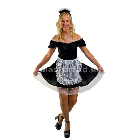 Teenijatüdruk vallatus mustas kleidis