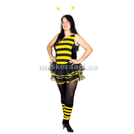 Mesilane asümmeetrilise kaelusega kleidis