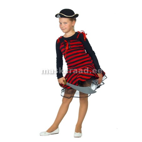 Piraadineiu punases mustade triipudega kleidis