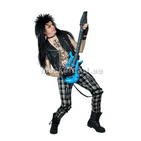 Rokkar mustvalgeruuduliste pükste ja nahkvestiga