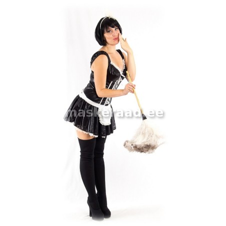 Teenijatüdruk mustas kleidis, suurem