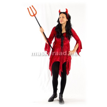 Kuradike tumepunases samettuunikas