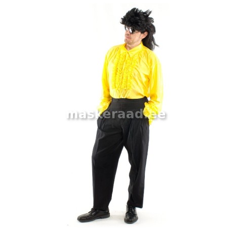 80 -ndate mees läikivkollase särgi ja pükstega