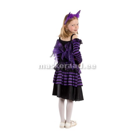 Halloweeni lillatriibuline nõiakleit ämblikuvõrgust tiibadega