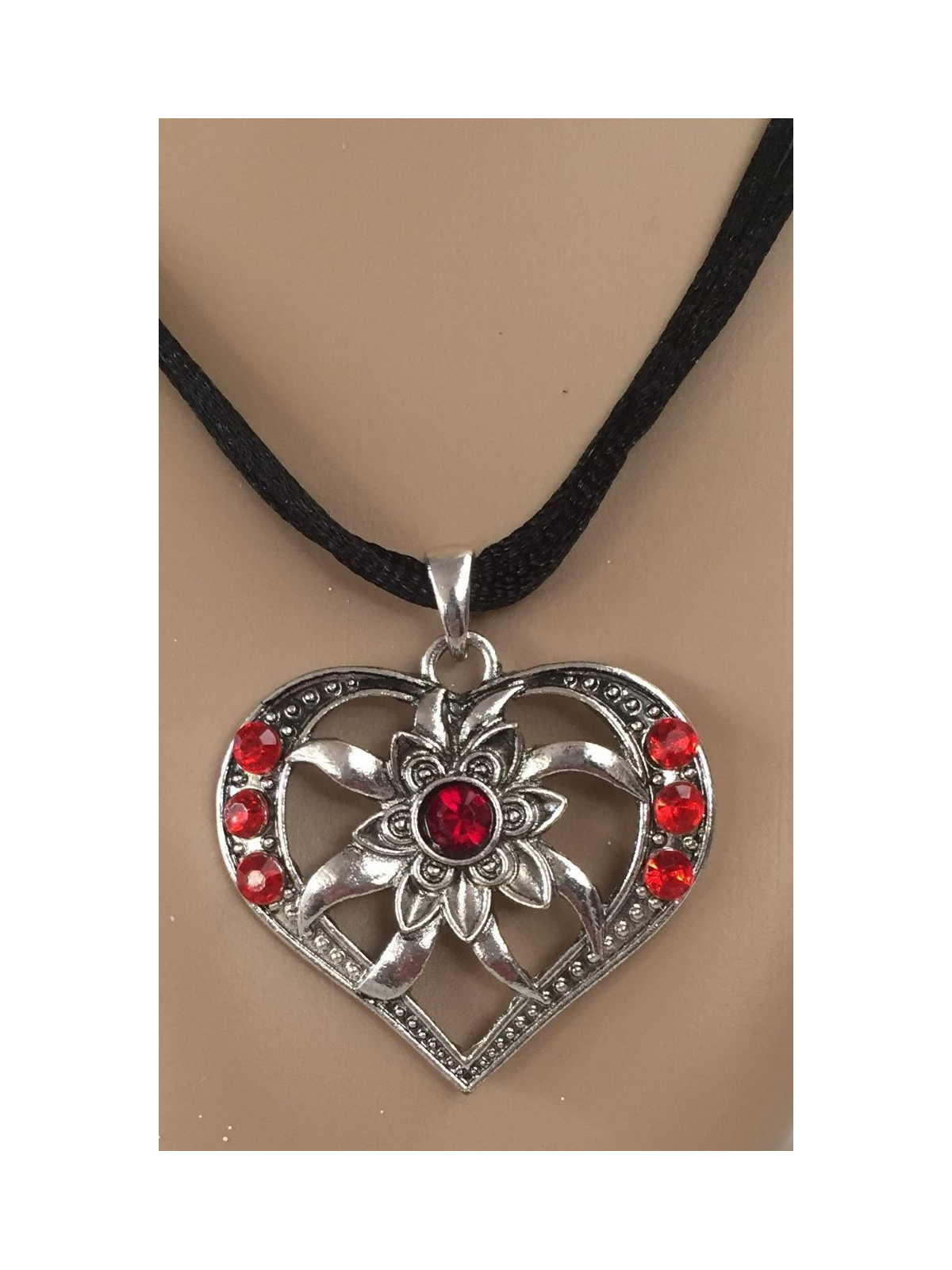 Baieri naiste kaelaehe süda kalliskividega | Maskeraad