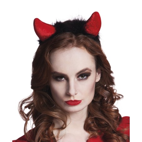 Punased sametised sarvekesed peavõrul