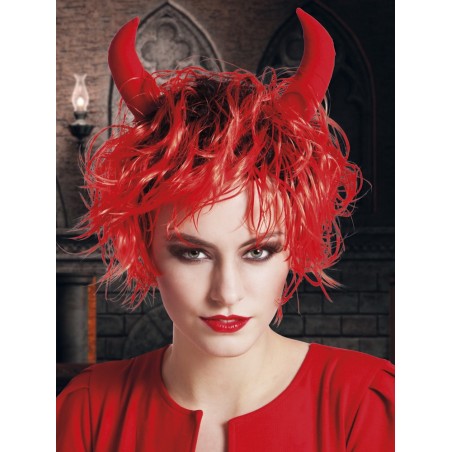 Nõia sassis punane parukas sarvedega