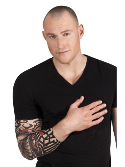 Tatoveeritud käis pealuu pildiga