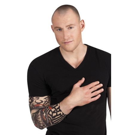 Tatoveeritud käis pealuu pildiga