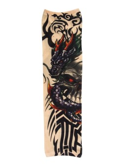 Tatoveeritud käis pealuu pildiga