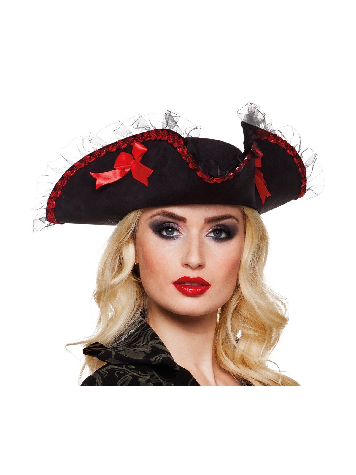 Piraadi muts punase litterkaunistuse ja lipsuga