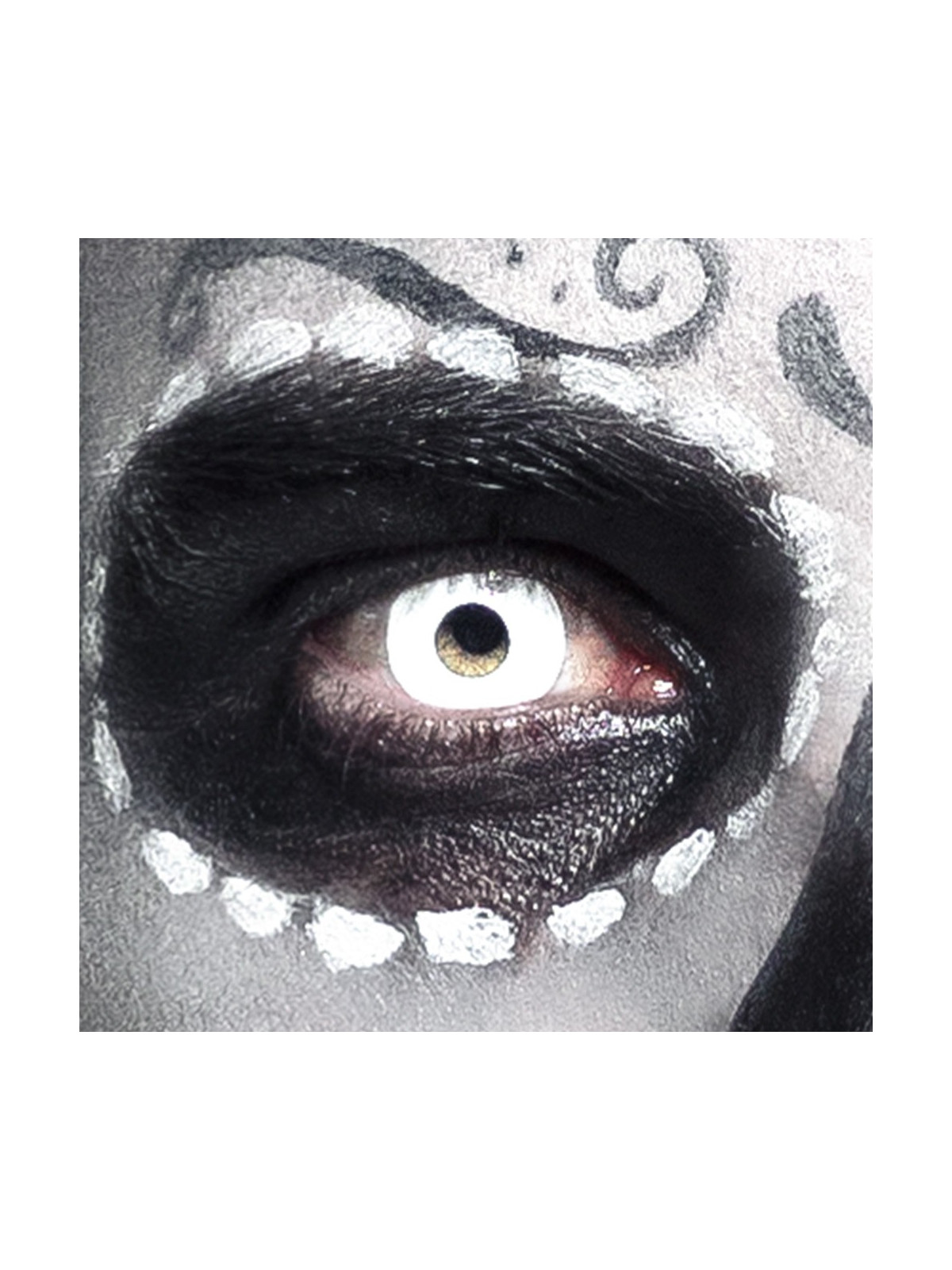 UV pimedas helendavad läätsed