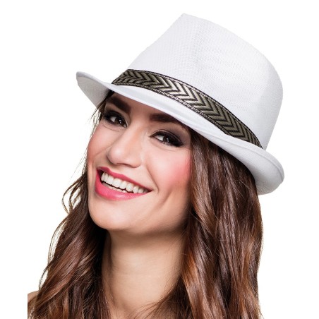 Valge kaabu hõbedase mustris paelaga